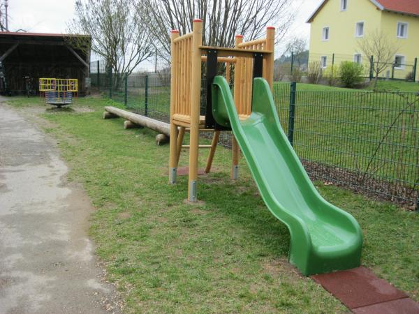 Rutsche mit Aufstiegsturm